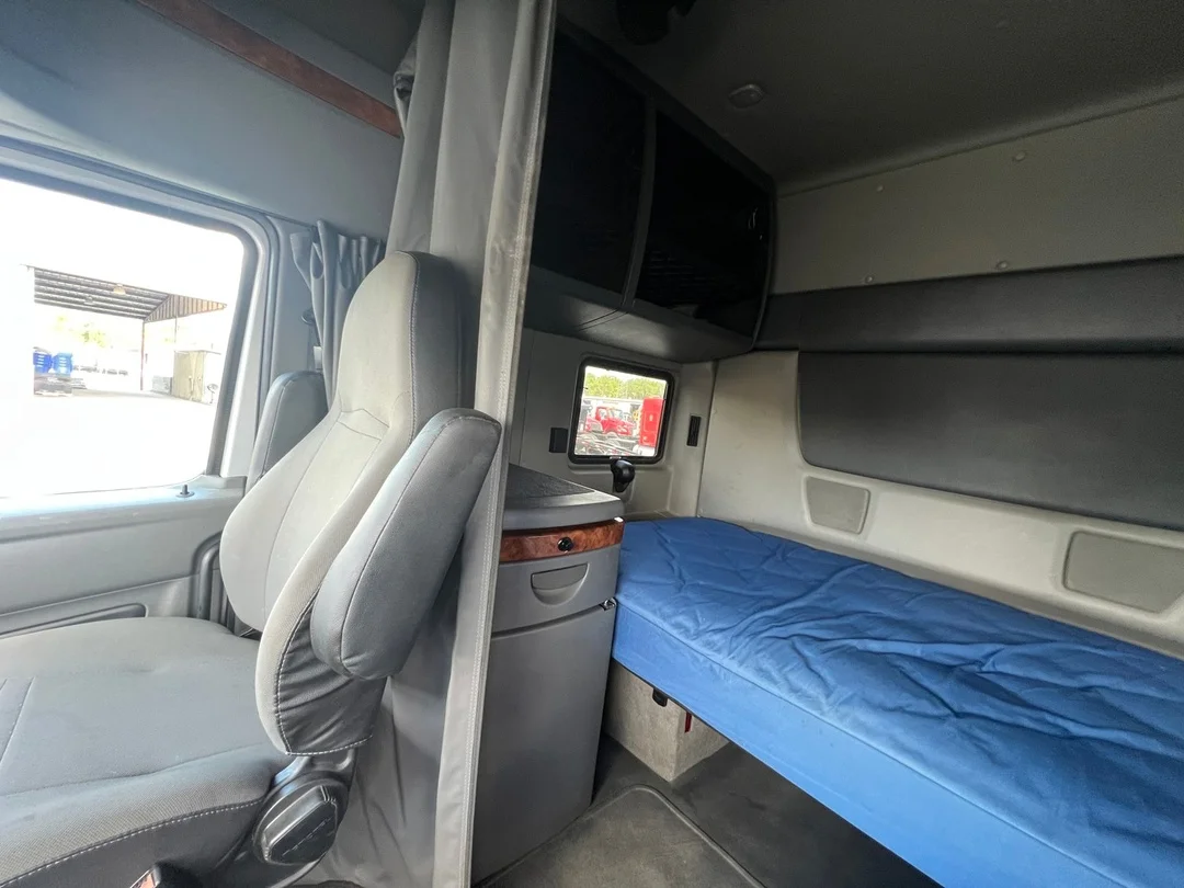 2022 International LT - image 1