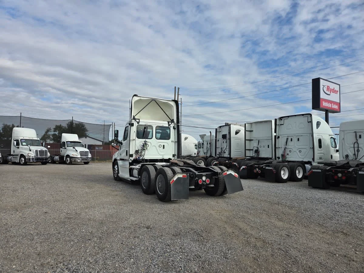 2020 Freightliner Cascadia in St. Rose, LA — photo 6