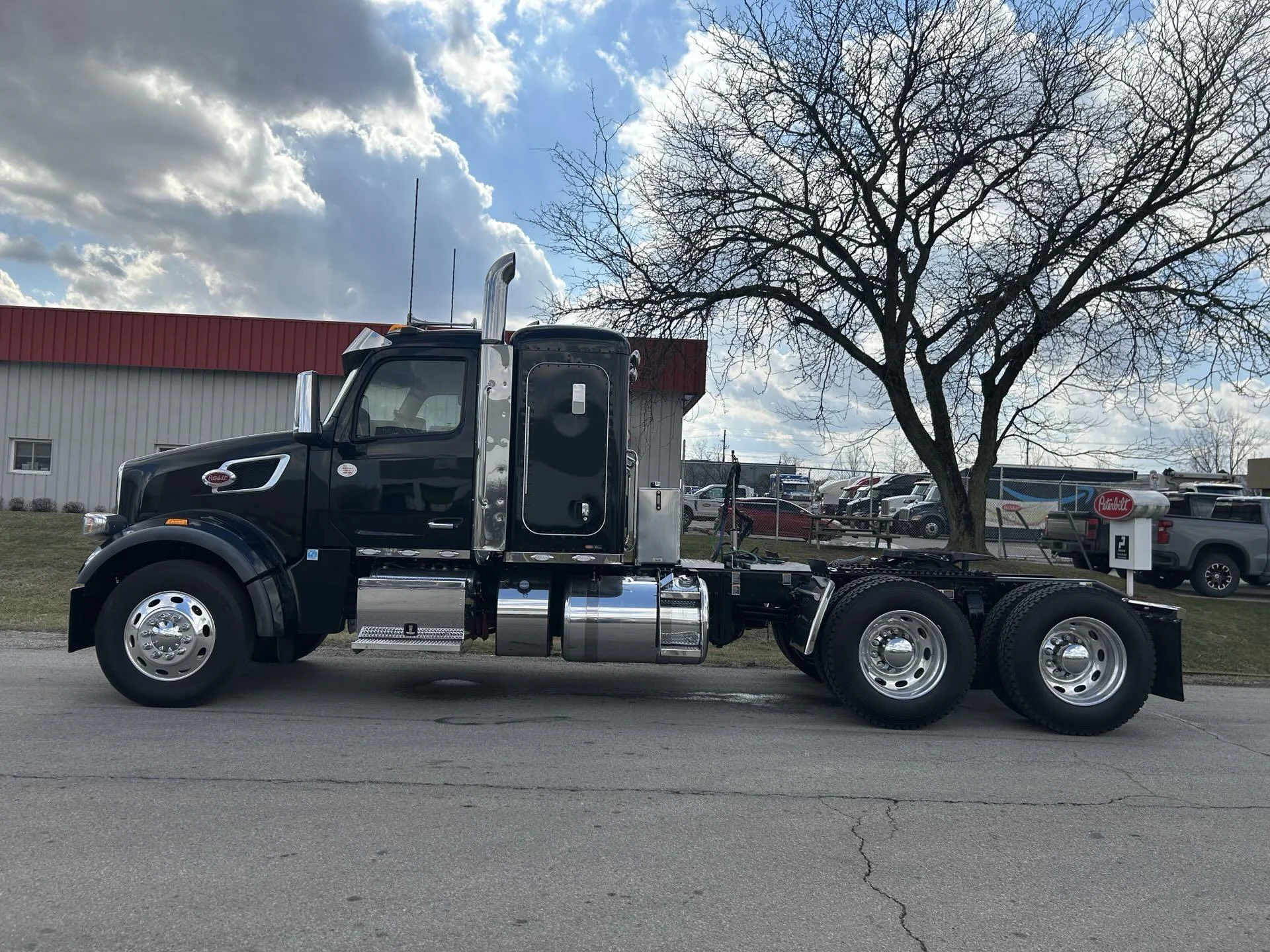 2025 Peterbilt 567 in Broadview Hts, OH — photo 2