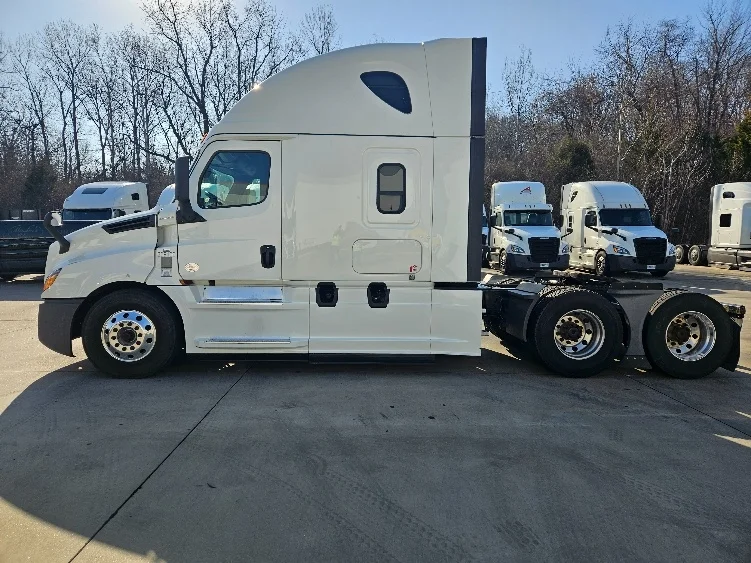 2020 Freightliner Cascadia - image 4