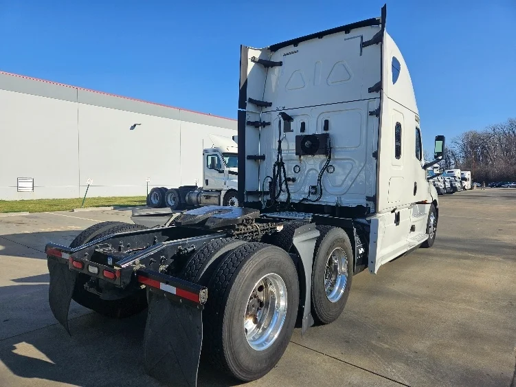 2020 Freightliner Cascadia - image 7