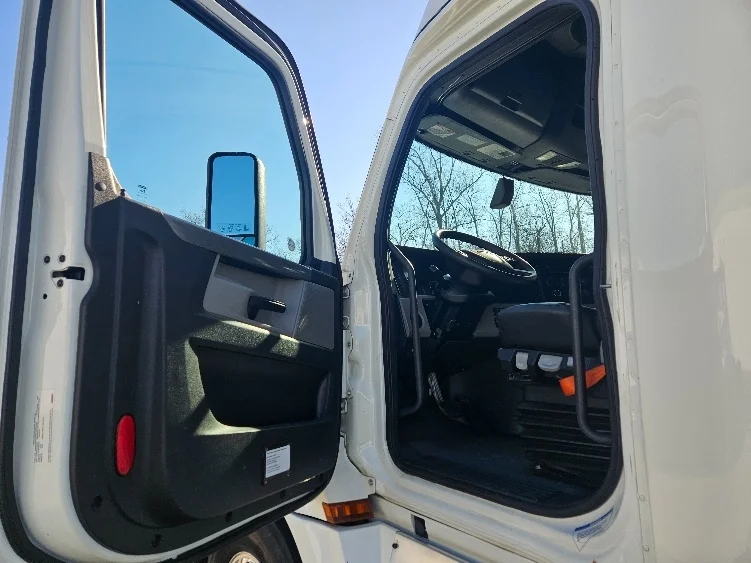 2020 Freightliner Cascadia - image 9