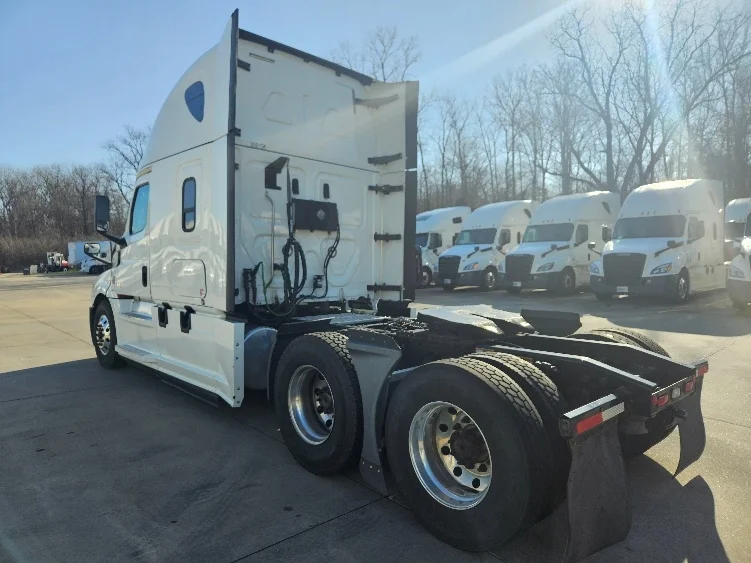 2020 Freightliner Cascadia - image 5