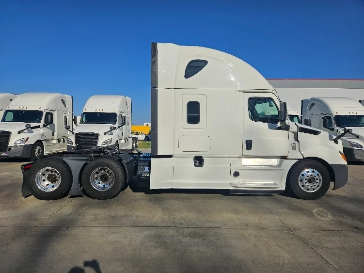 2020 Freightliner Cascadia - image 8
