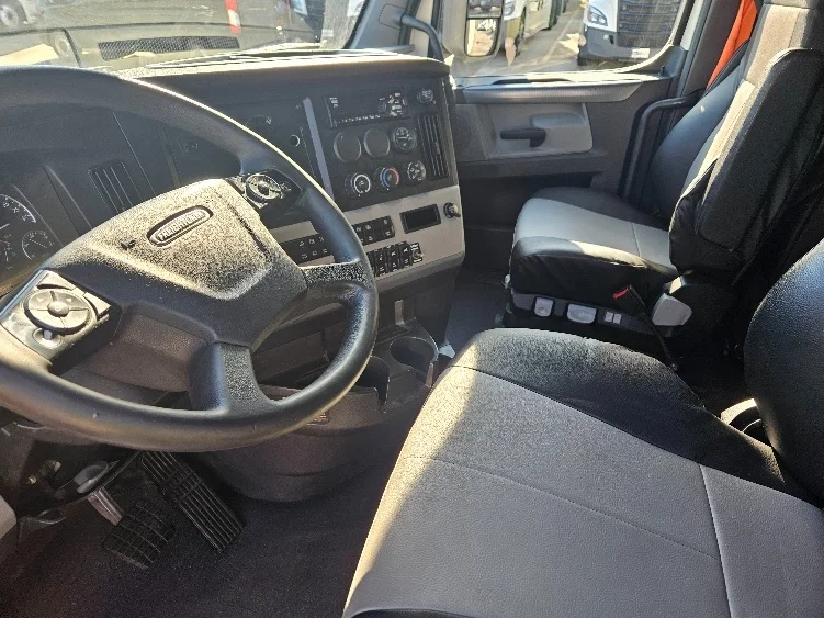 2020 Freightliner Cascadia - image 10