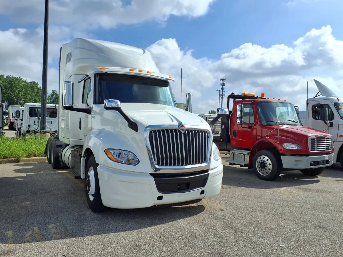 2019 International LT - image 3