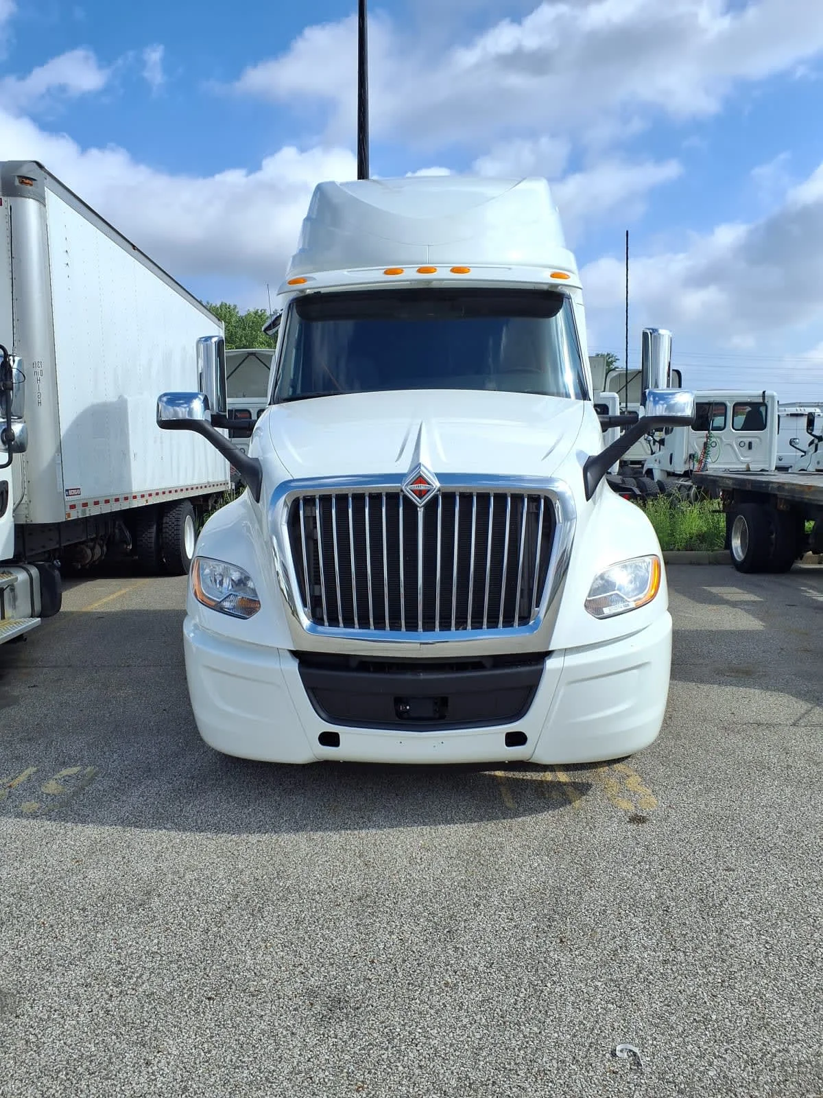 2019 International LT - image 2