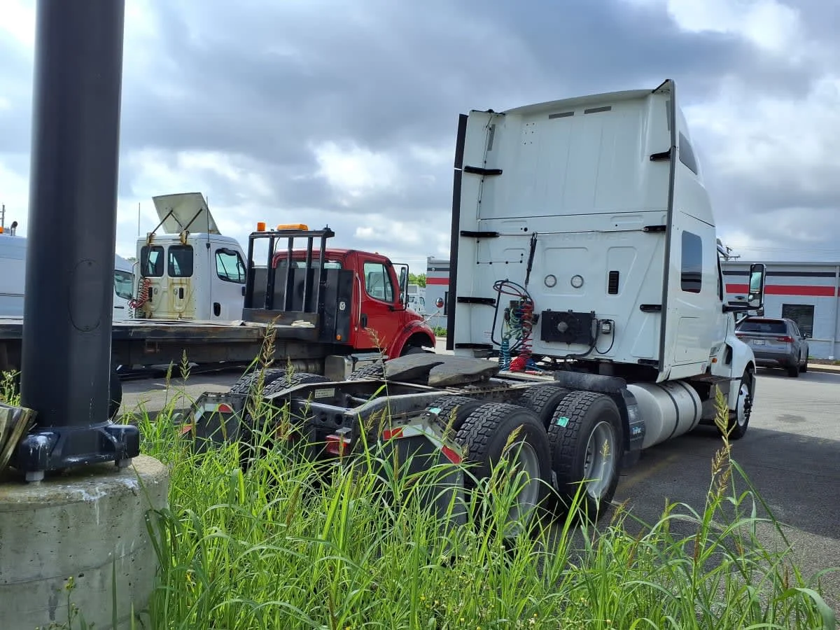 2019 International LT - image 4