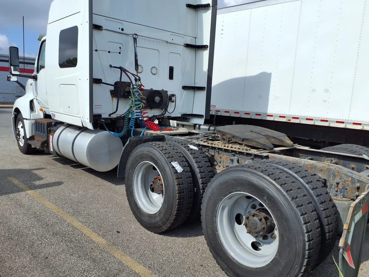 2019 International LT - image 6