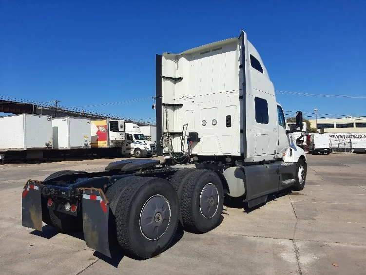 2023 International LT - image 7