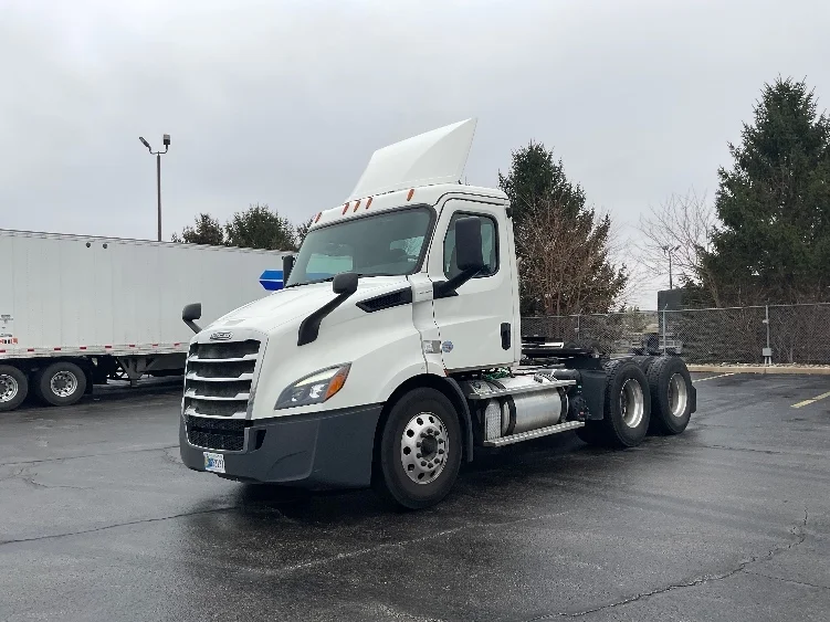 2019 Freightliner Cascadia - image 3