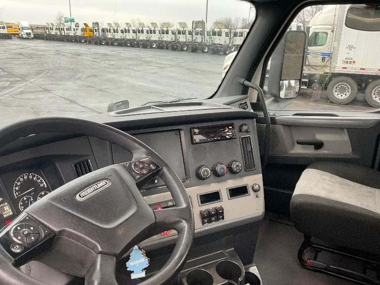 2019 Freightliner Cascadia - image 10