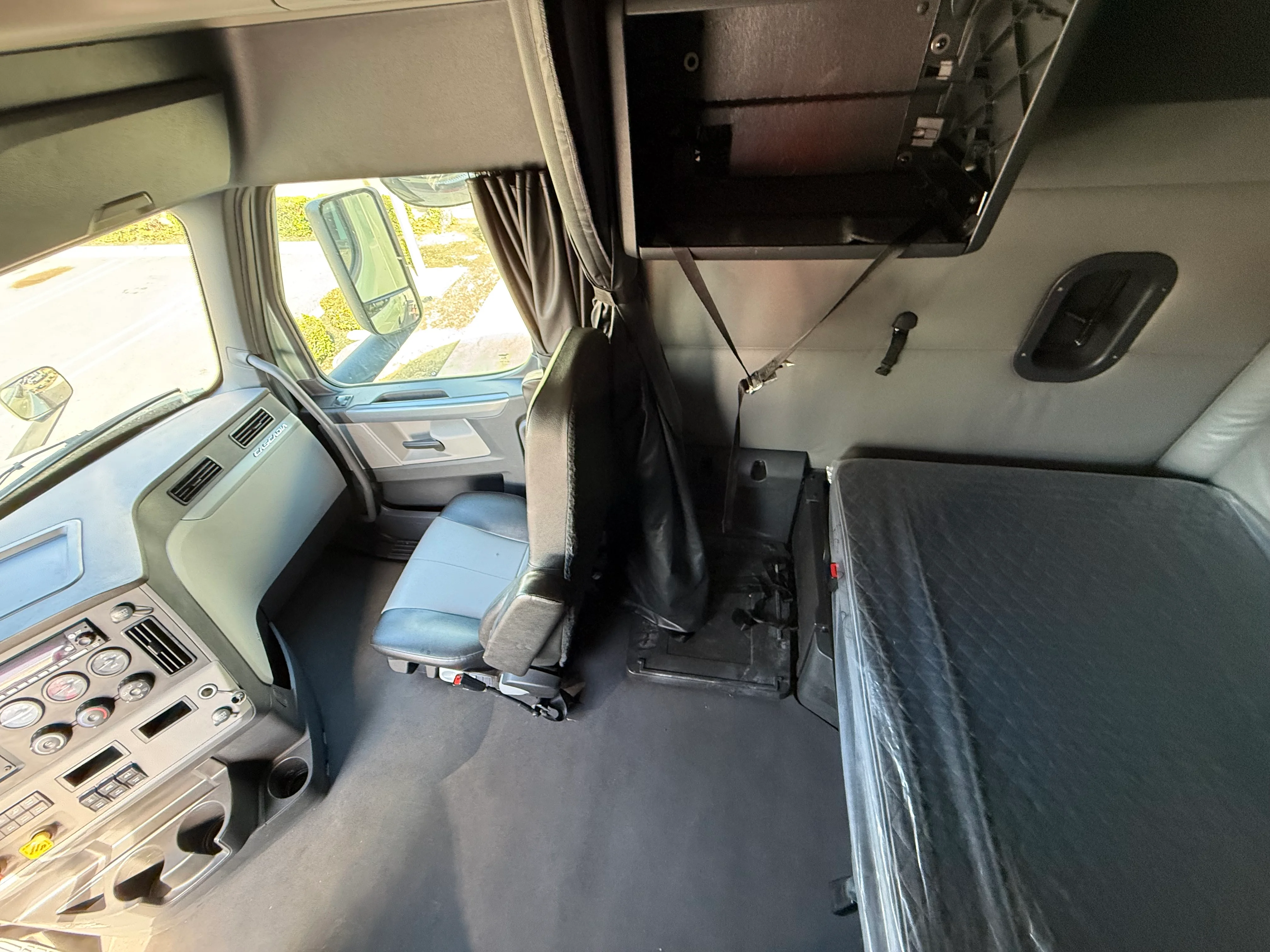2022 Freightliner Cascadia in Tolleson, AZ — photo 17