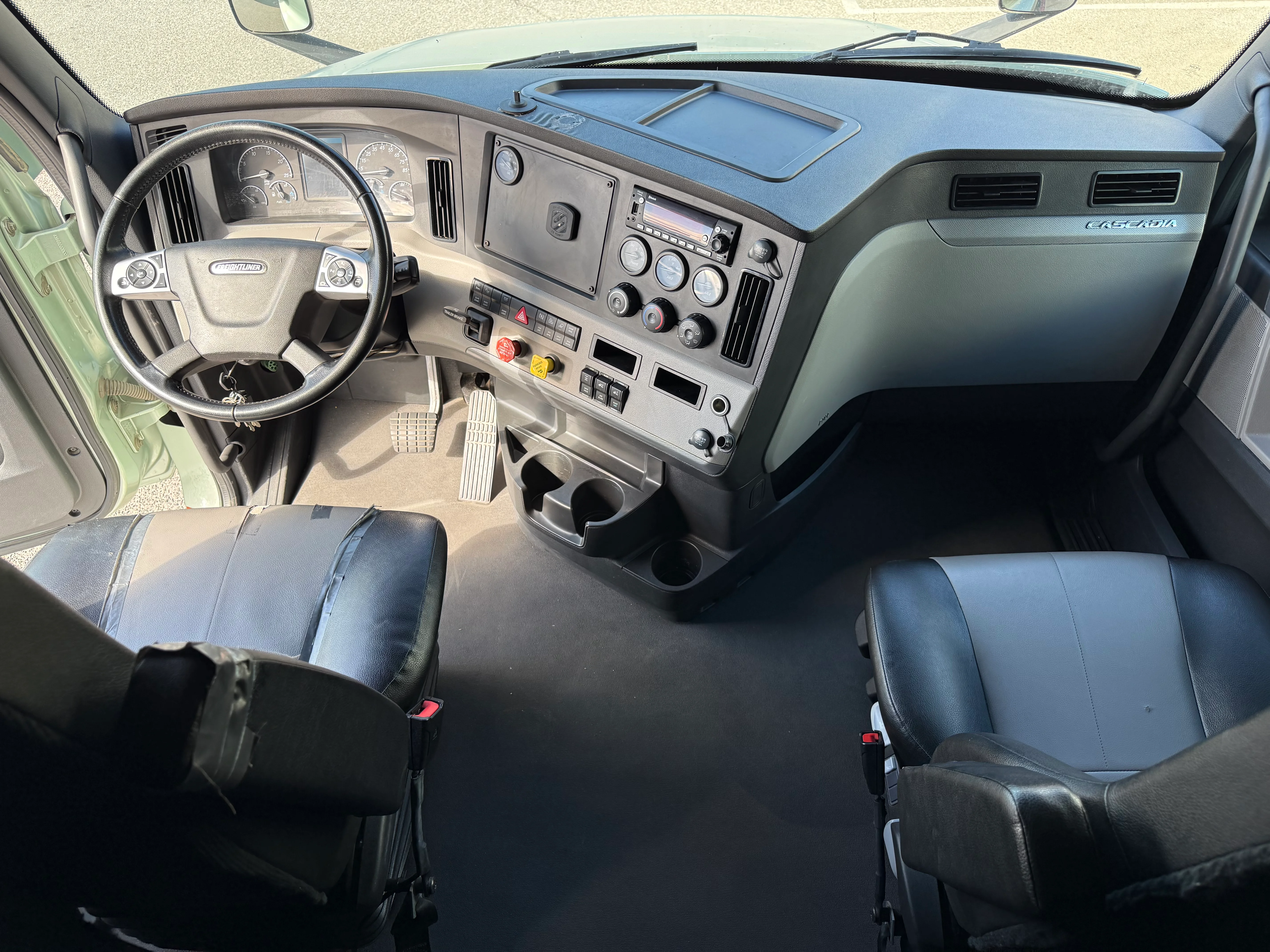 2022 Freightliner Cascadia in Tolleson, AZ — photo 16