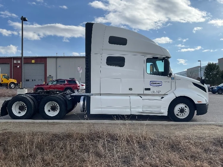 2023 Volvo VNL 760 - image 8