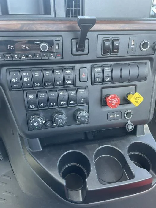 2027 International LT — photo 8