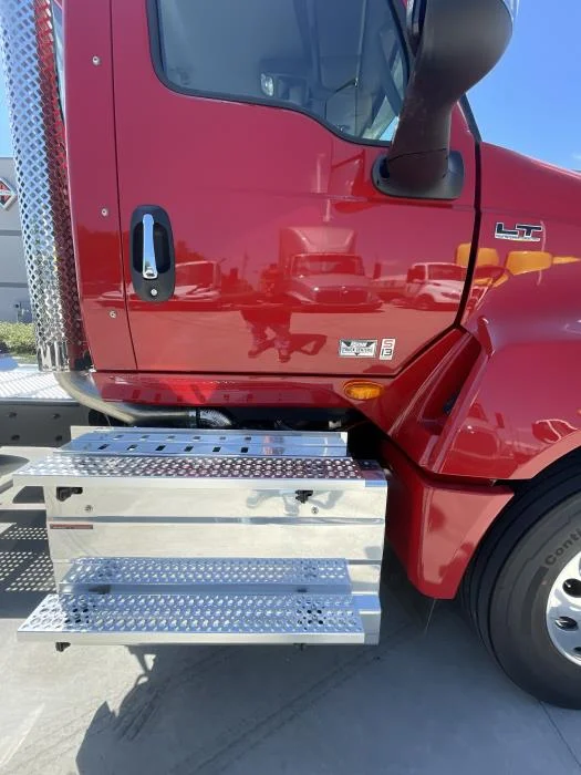 2027 International LT — photo 3