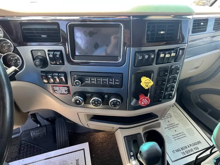 2015 Peterbilt 579 - image 15