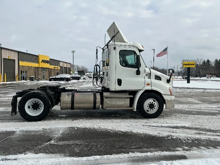 2020 Freightliner Cascadia in Elkhart, IN — photo 8