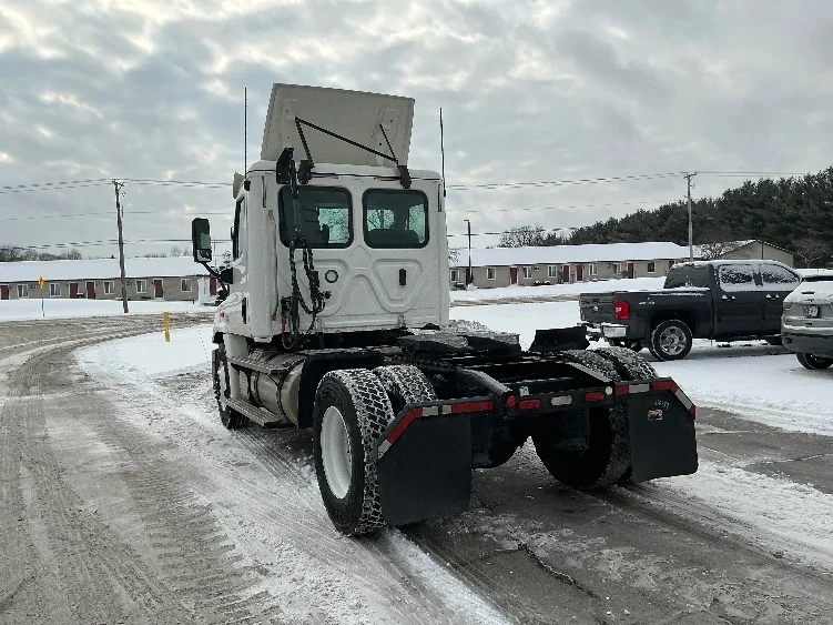 2020 Freightliner Cascadia in Elkhart, IN — photo 5