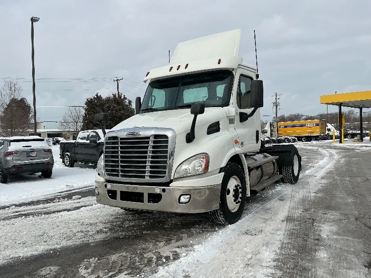 2020 Freightliner Cascadia in Elkhart, IN — photo 3