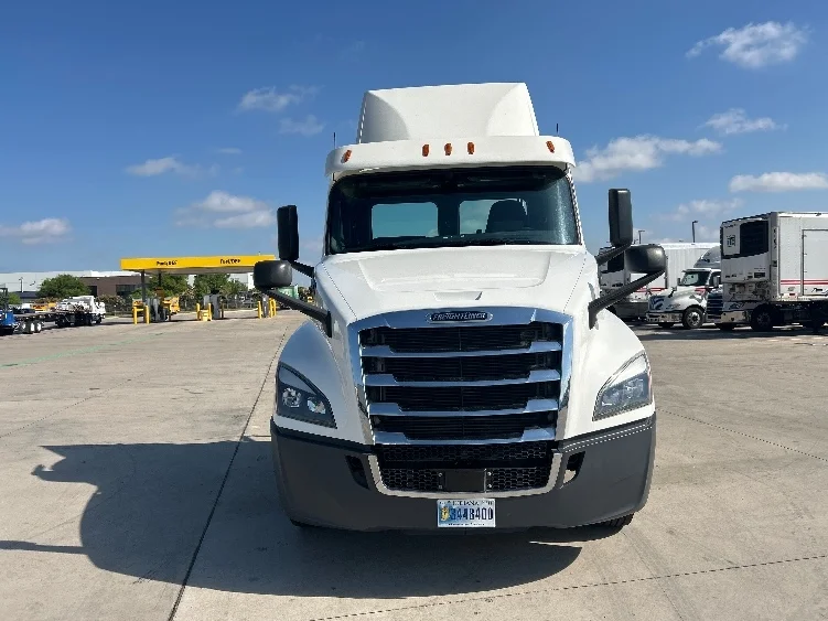 2020 Freightliner Cascadia - image 2