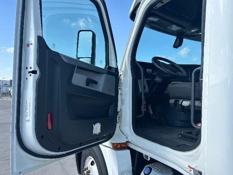2020 Freightliner Cascadia - image 9