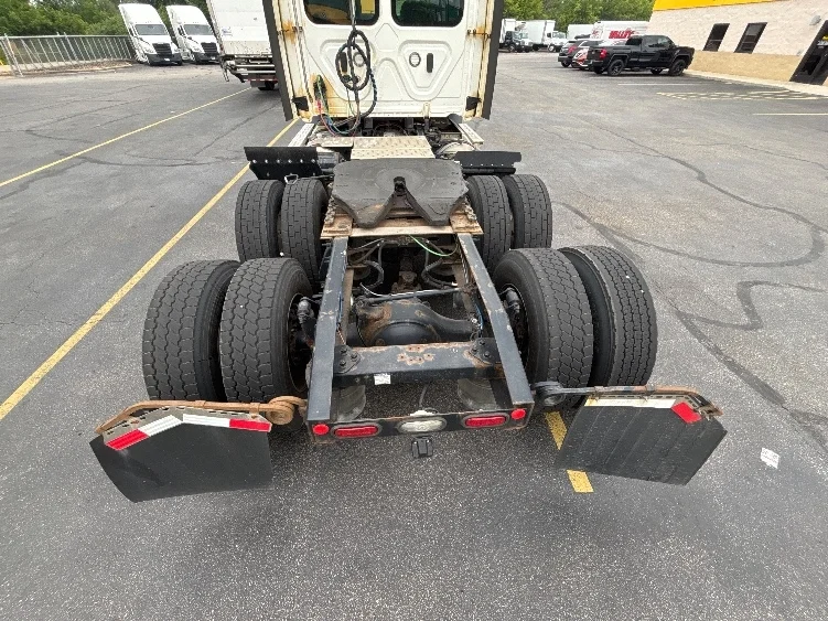 2020 Freightliner Cascadia in Brook Park, OH — photo 6