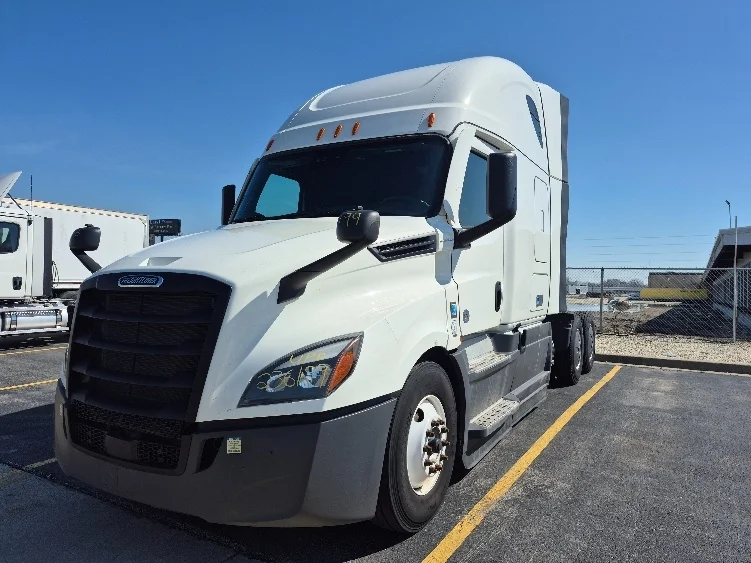 2023 Freightliner Cascadia - image 3
