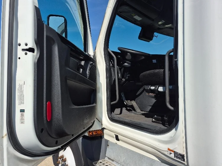 2023 Freightliner Cascadia - image 9