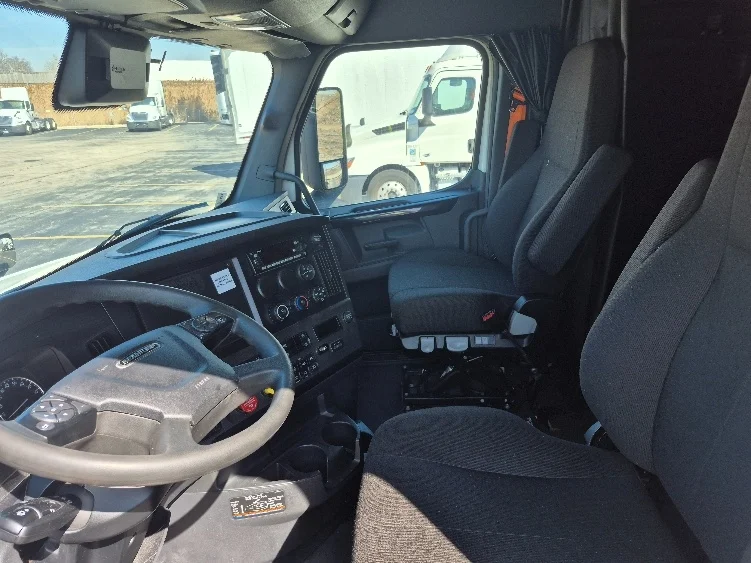 2023 Freightliner Cascadia - image 10