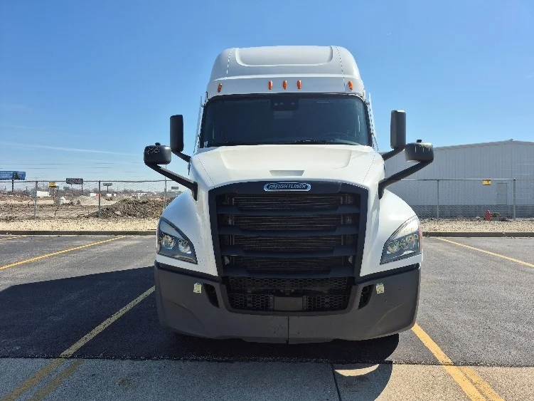 2023 Freightliner Cascadia - image 2
