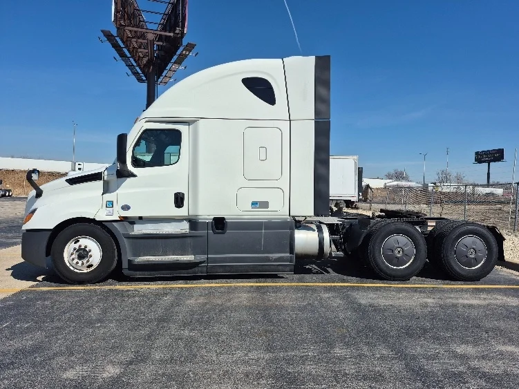 2023 Freightliner Cascadia - image 4