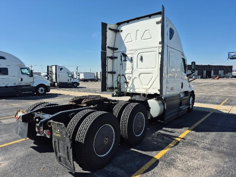 2023 Freightliner Cascadia - image 7