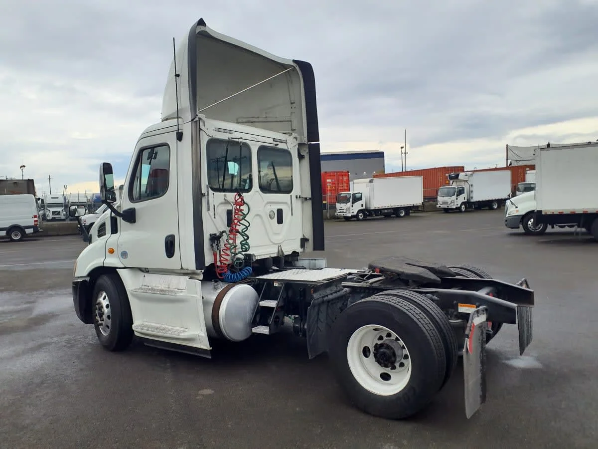2015 Freightliner Cascadia - image 6