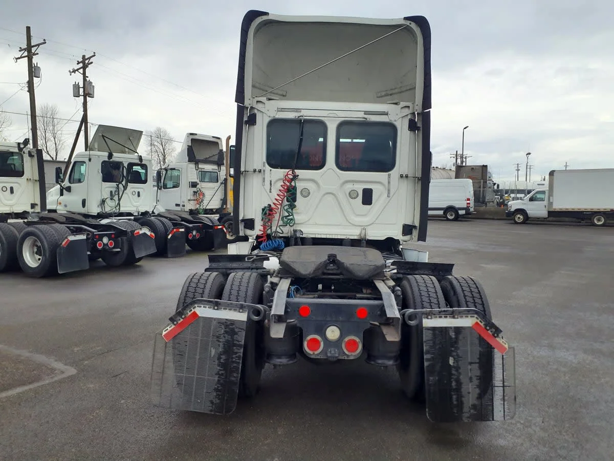 2015 Freightliner Cascadia - image 5