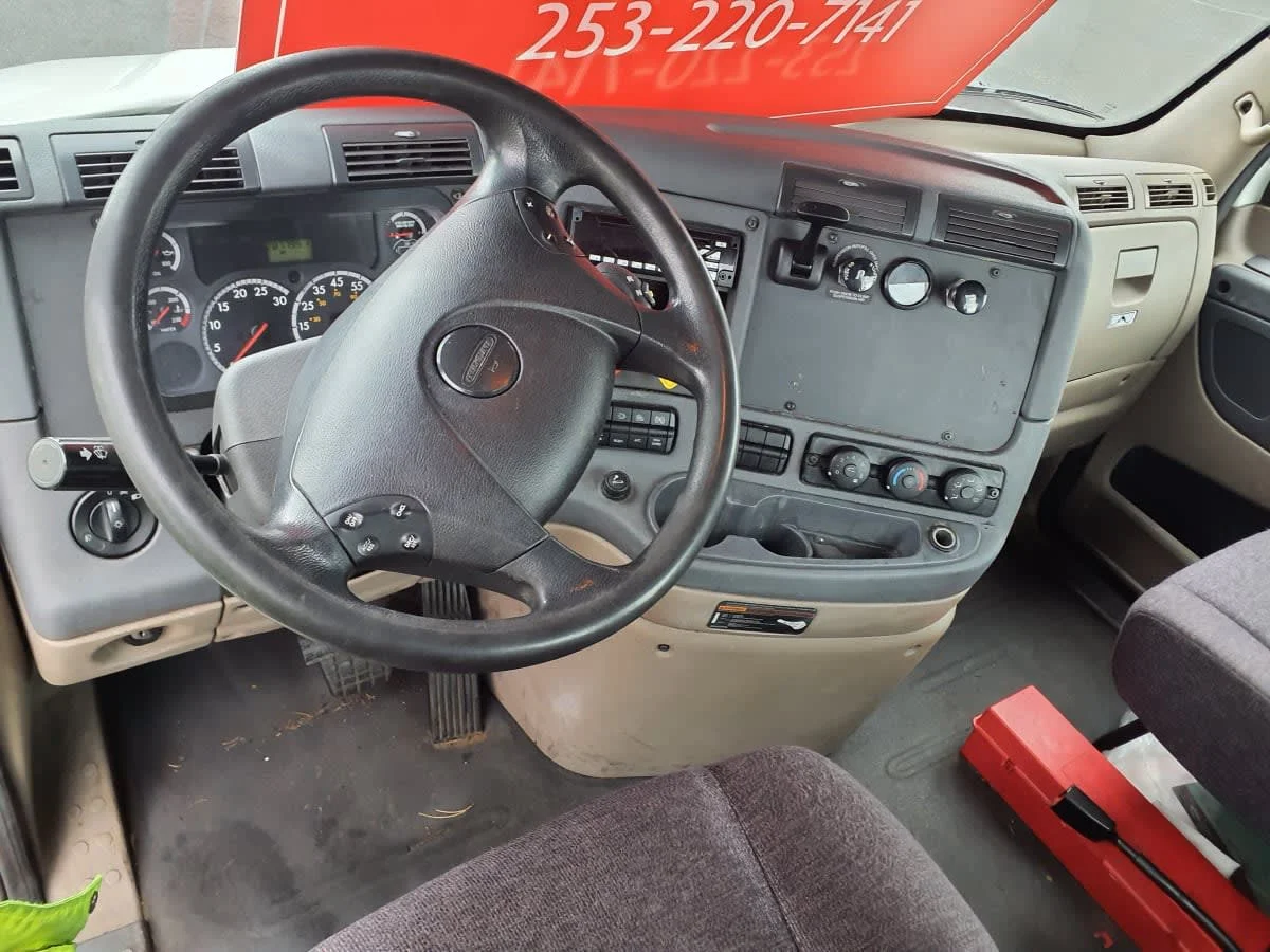 2015 Freightliner Cascadia - image 7