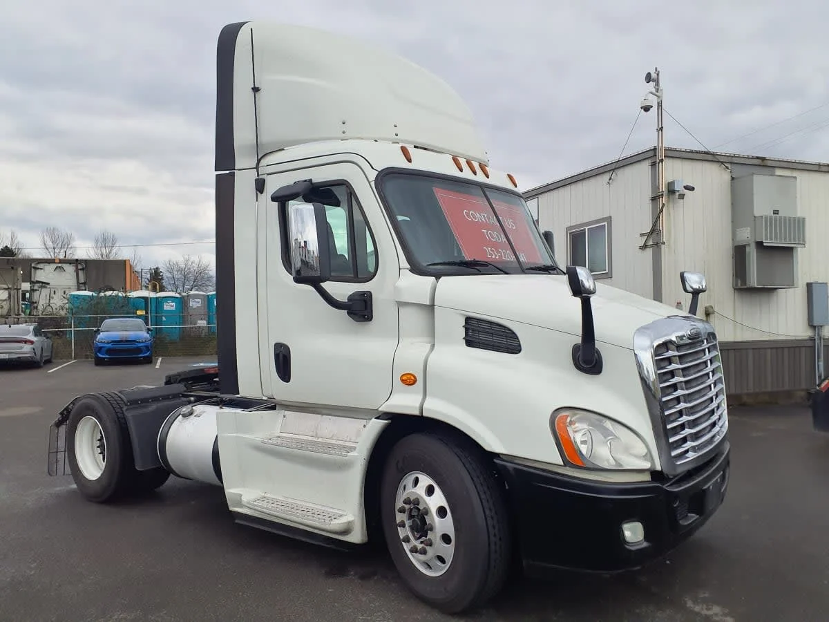 2015 Freightliner Cascadia - image 3