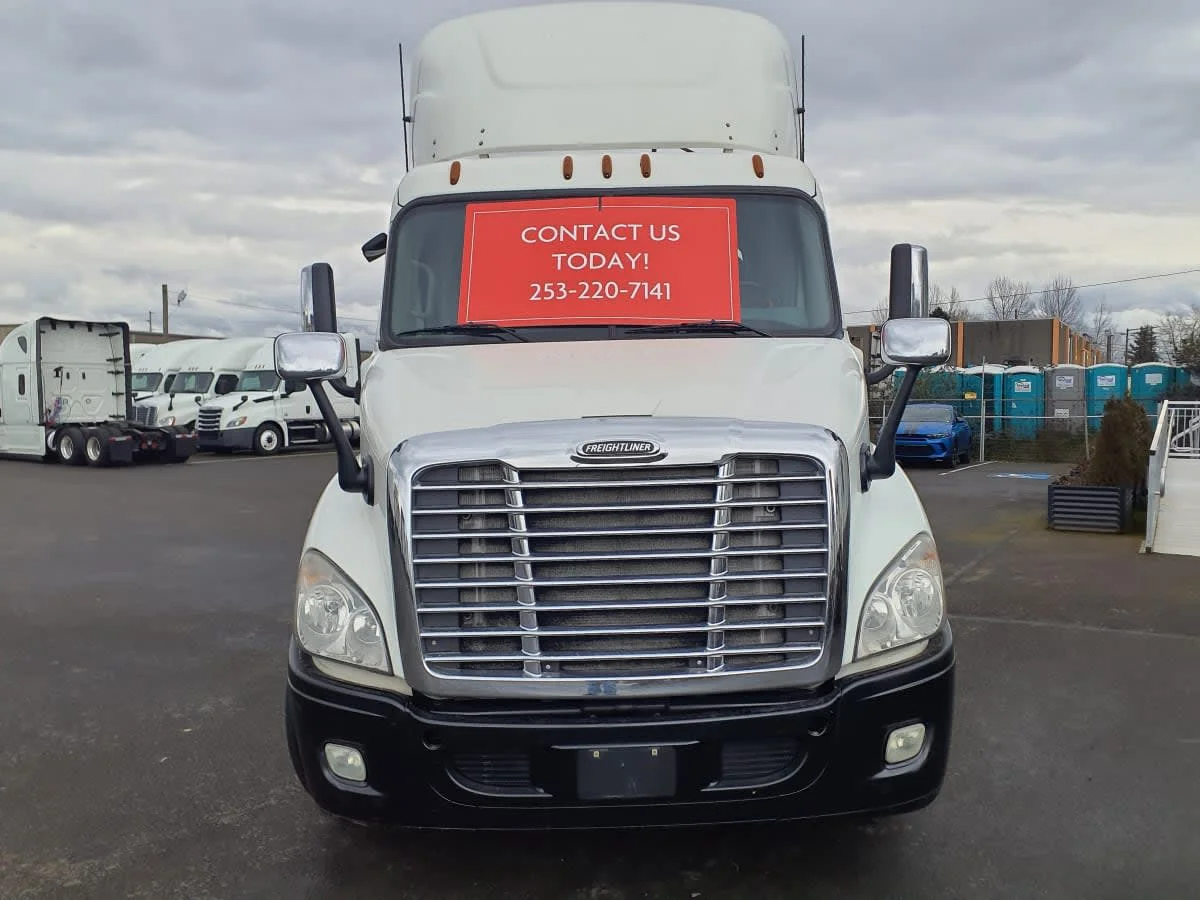 2015 Freightliner Cascadia - image 2