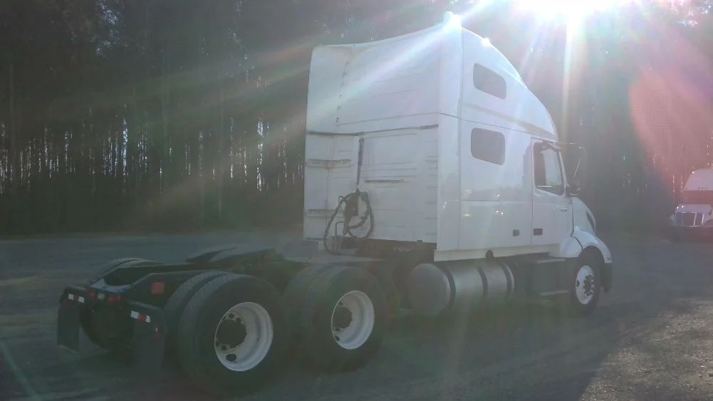 2019 Volvo VNL 760 - image 7