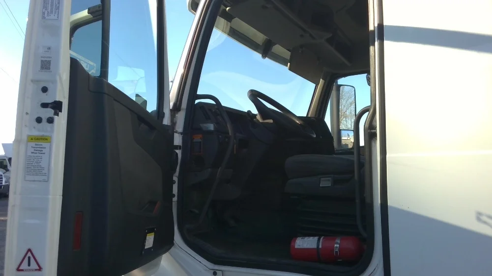 2019 Volvo VNL 760 - image 9
