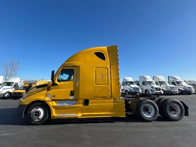2022 Freightliner Cascadia - image 4