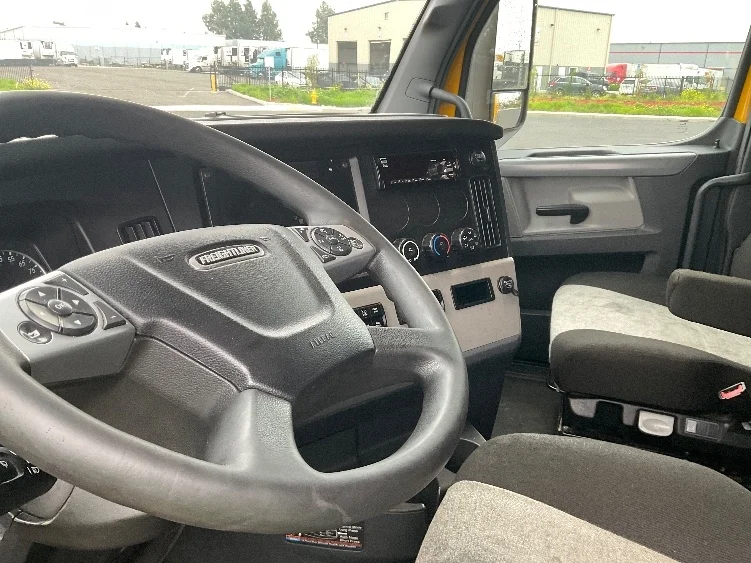 2022 Freightliner Cascadia - image 10