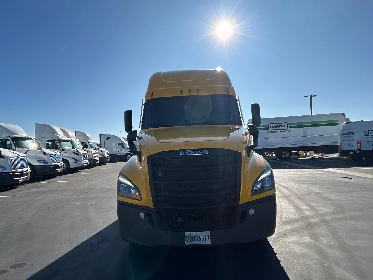 2022 Freightliner Cascadia - image 2