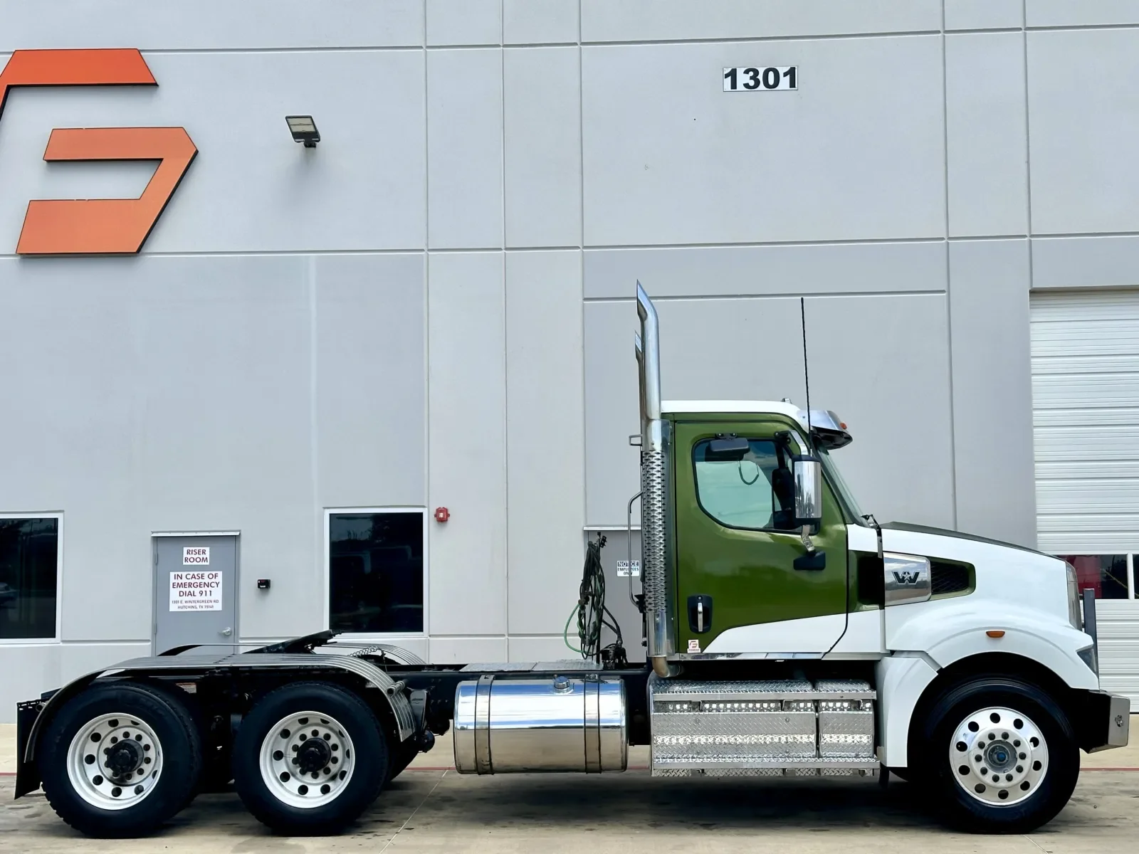 2023 Western Star 4900 in Hutchins, TX — photo 3
