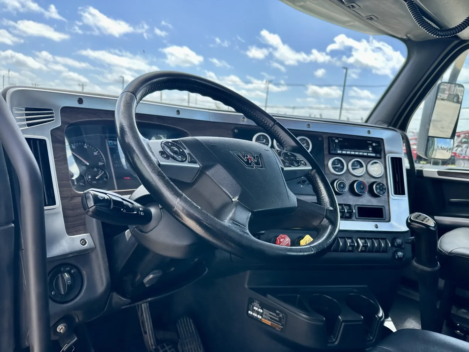 2023 Western Star 4900 in Hutchins, TX — photo 15
