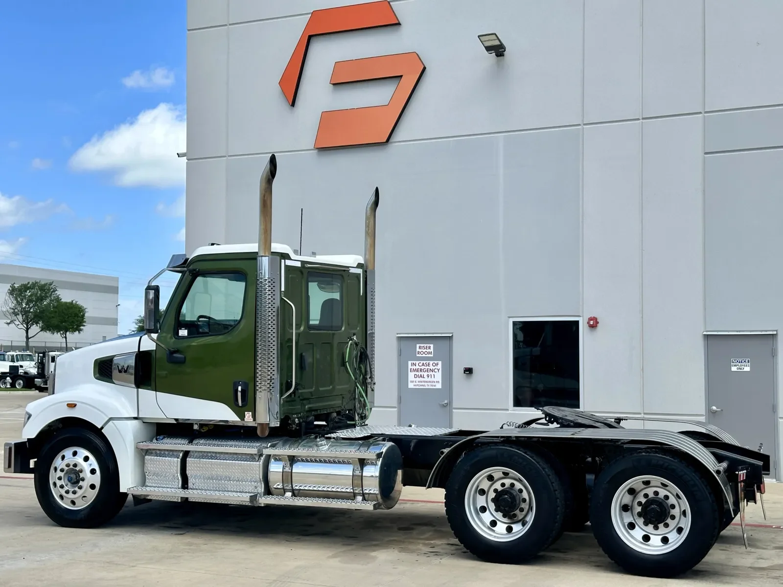 2023 Western Star 4900 in Hutchins, TX — photo 6
