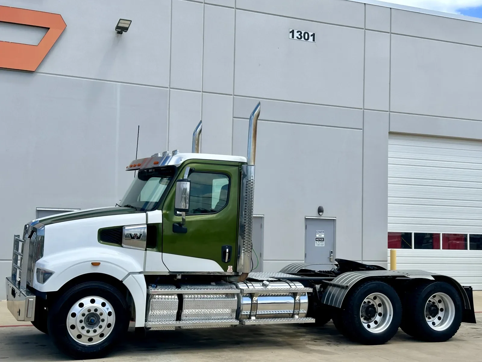 2023 Western Star 4900 in Hutchins, TX — photo 2