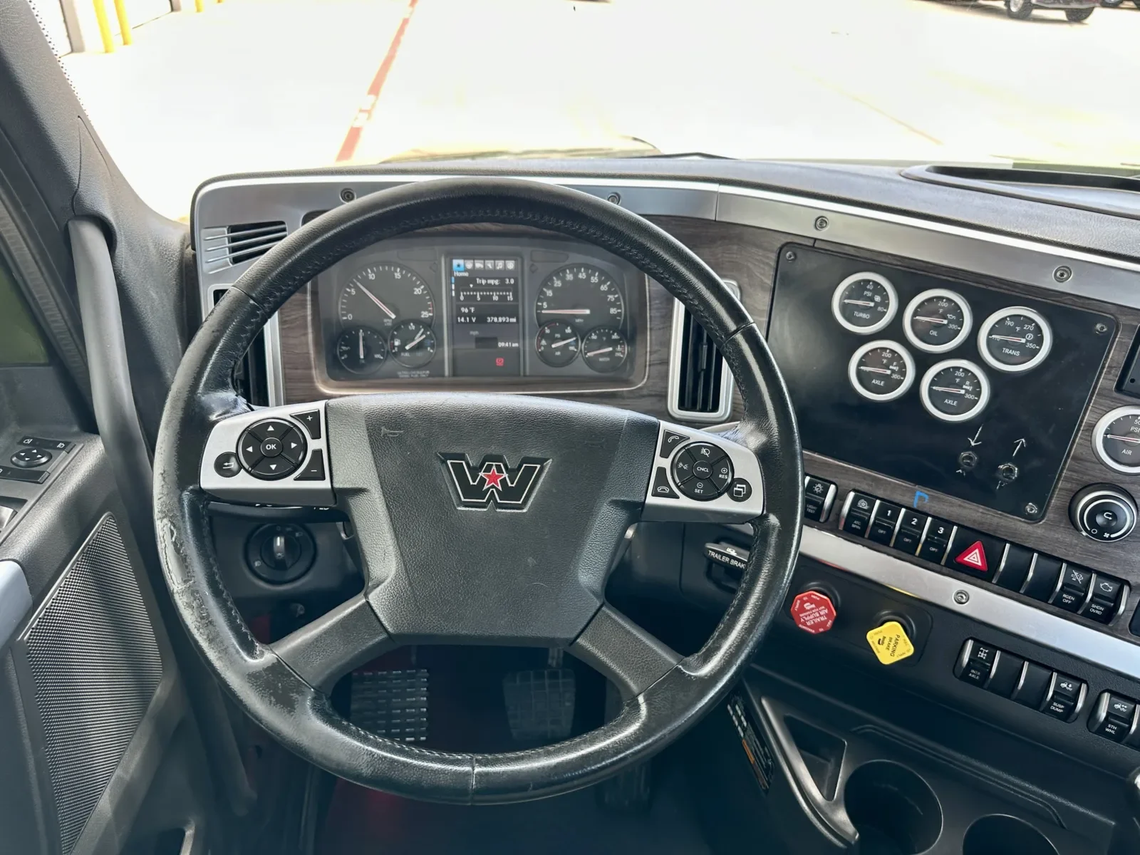 2023 Western Star 4900 in Hutchins, TX — photo 16
