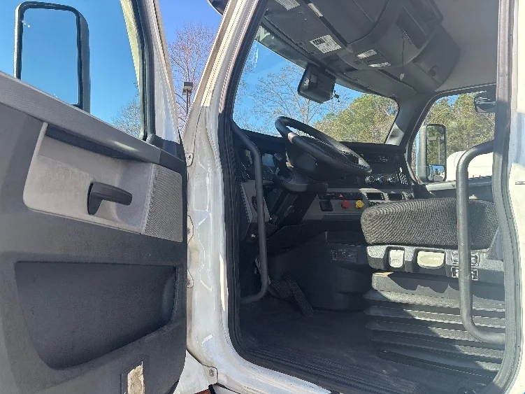 2021 Freightliner Cascadia in Concord, NC — photo 9